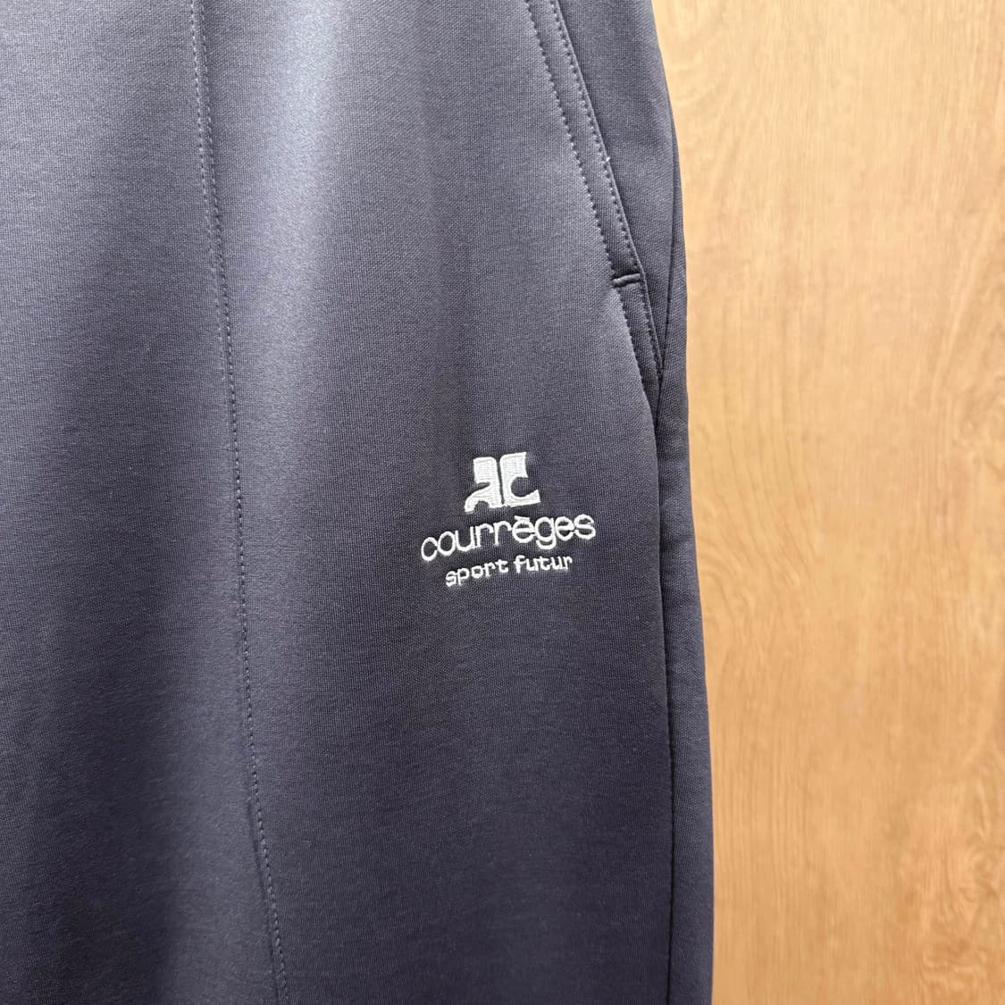 꾸레쥬 트레이닝 팬츠 밴딩 허리 스포츠 퓨처 로고 자수 디테일 그레이 상품이미지6