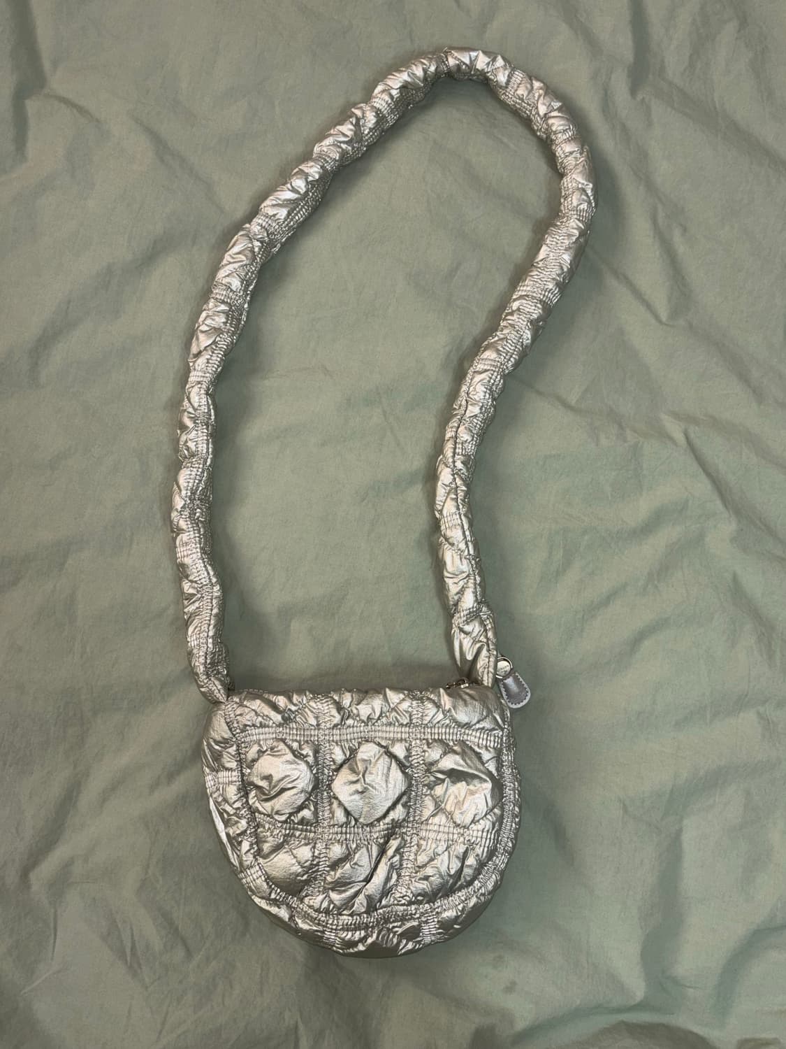 칼린 포잉백 실버 퀼팅 크로스백 상품이미지2