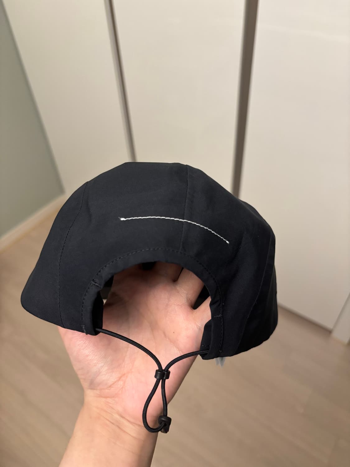 살로몬xMM6 메종 마르지엘라 캡 딥 블랙 상품이미지3