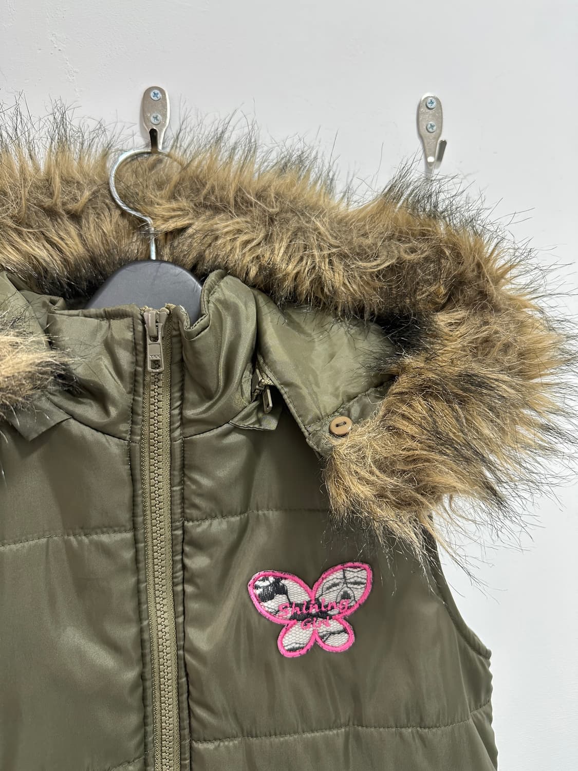 Butterfly patch fur vest 상품이미지2