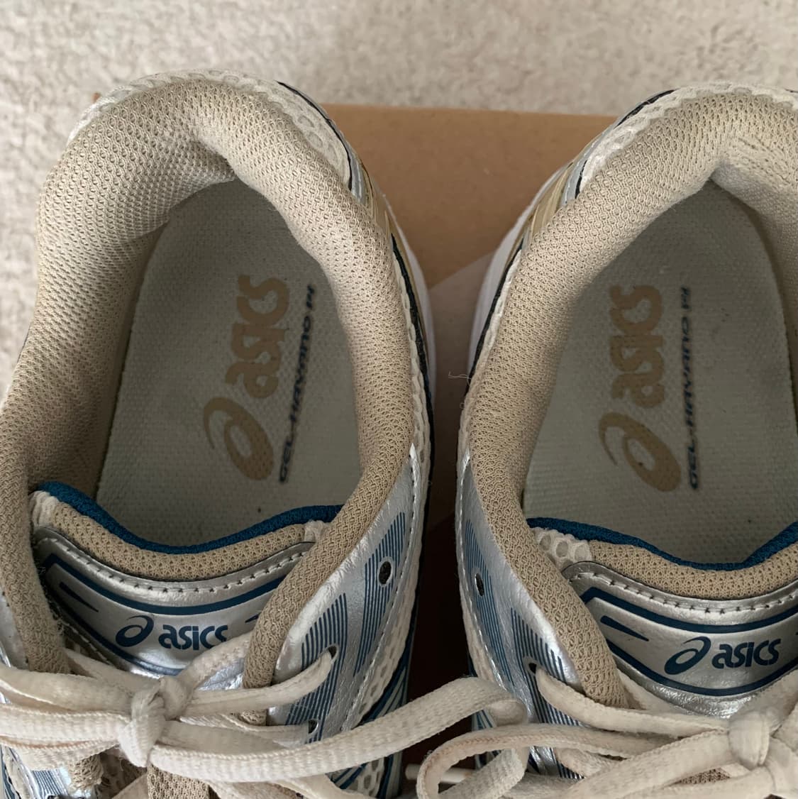 아식스 젤카야노14 크림 퓨어 실버  키코 자운드 상품이미지5