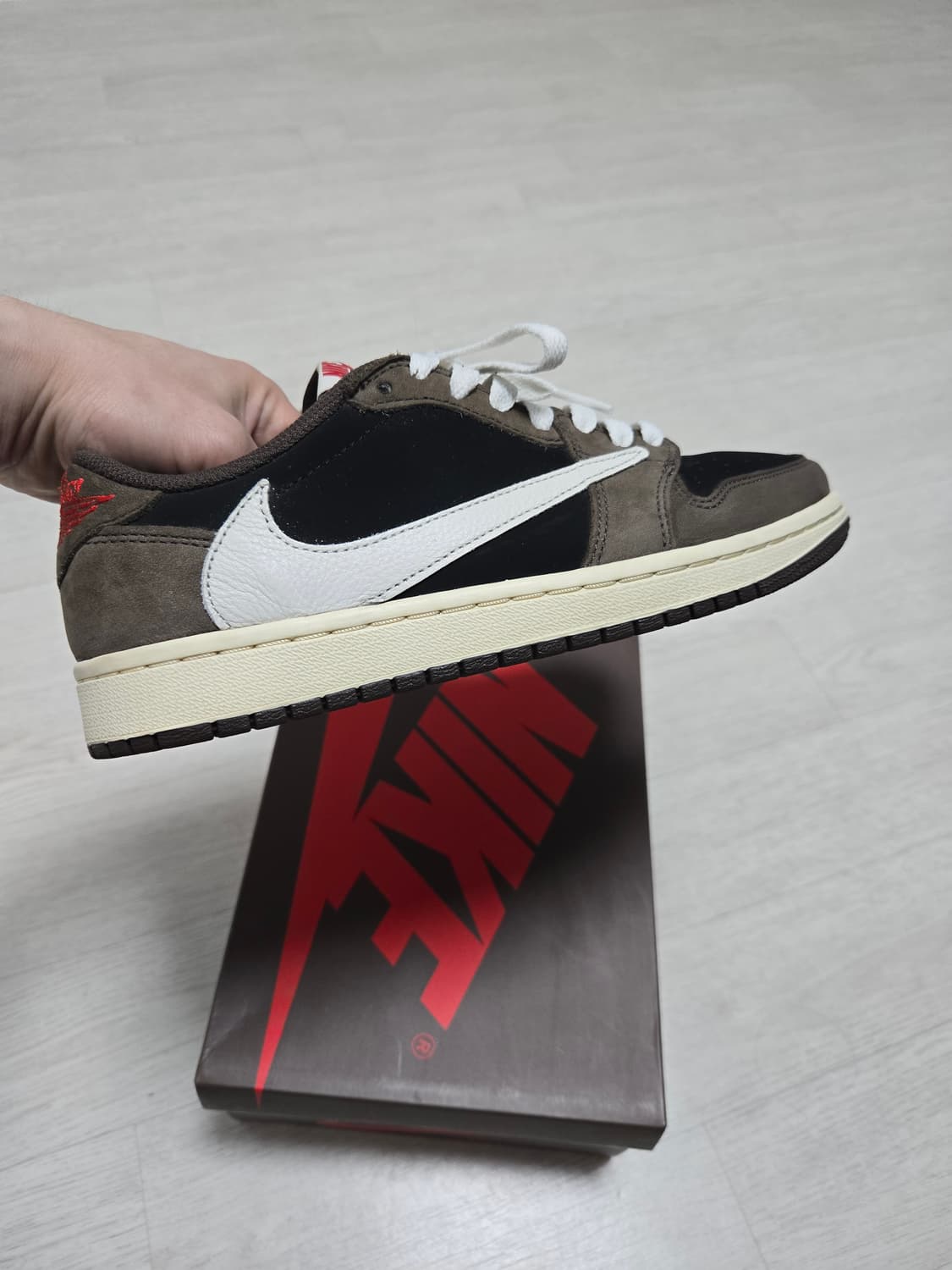 나이키 트레비스스캇 조던1로우 모카 OG 팝니다 255사이즈 상품이미지3