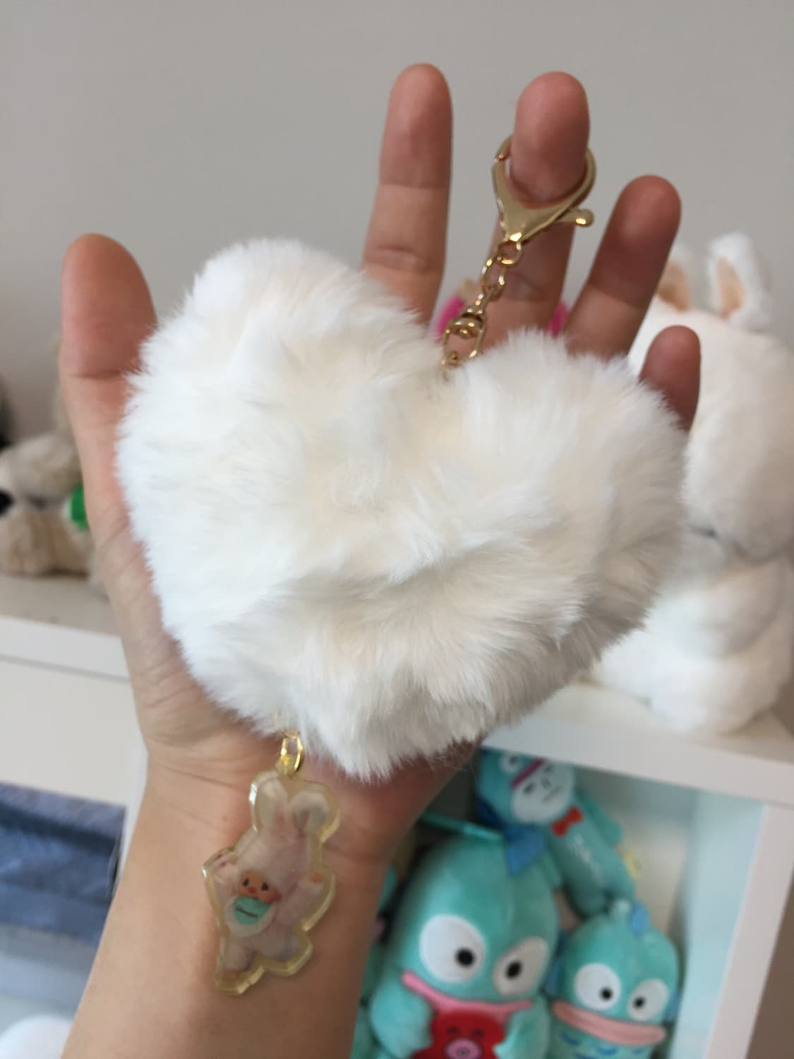 ☁️ 몬치치 하트 퍼 키링 🤍 상품이미지3