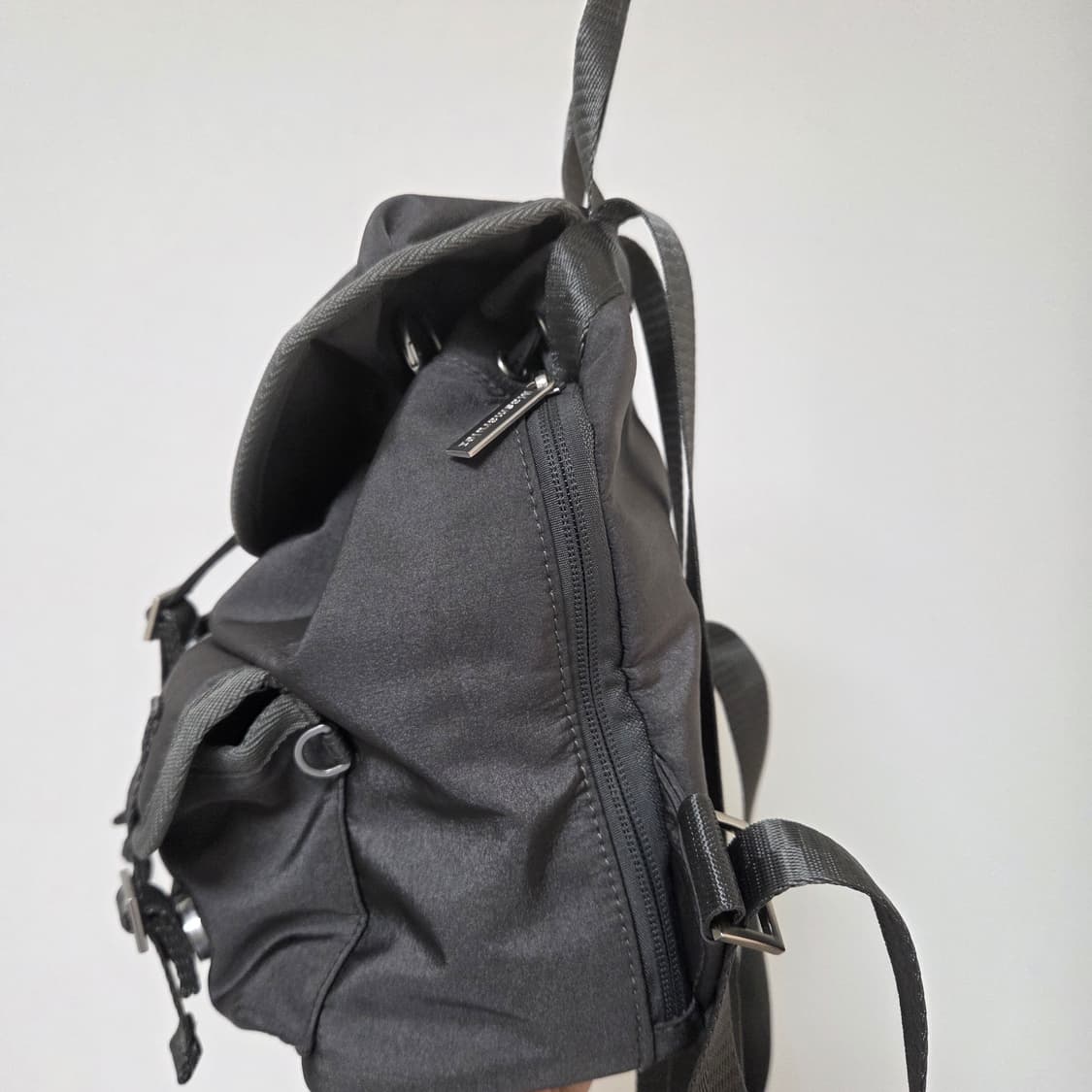 마스마룰즈 미니 글로시 플랩 백팩 (다크그레이) 상품이미지7