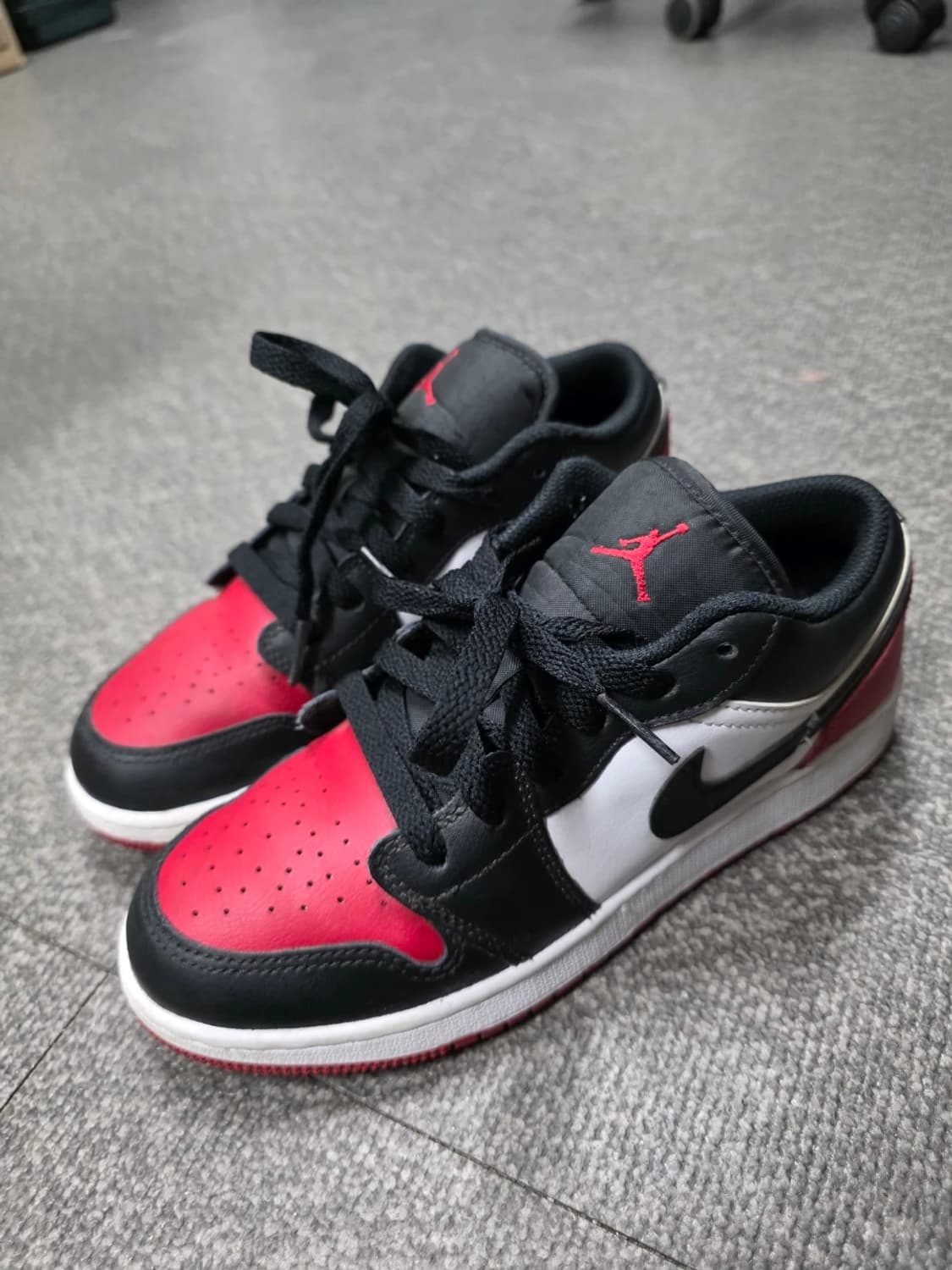 (GS) 나이키 에어 조던1 로우 화이트 바시티 레드 230 상품이미지1