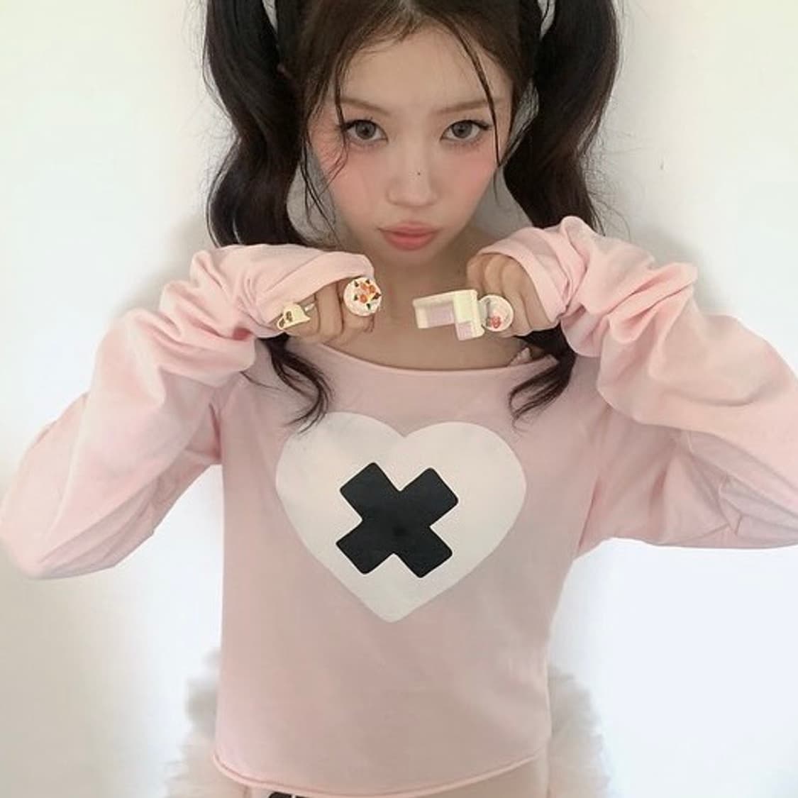 새상품 샵페어리 크로스 하트 컷 오프 티셔츠 라이트 핑크 아일릿 상품이미지1