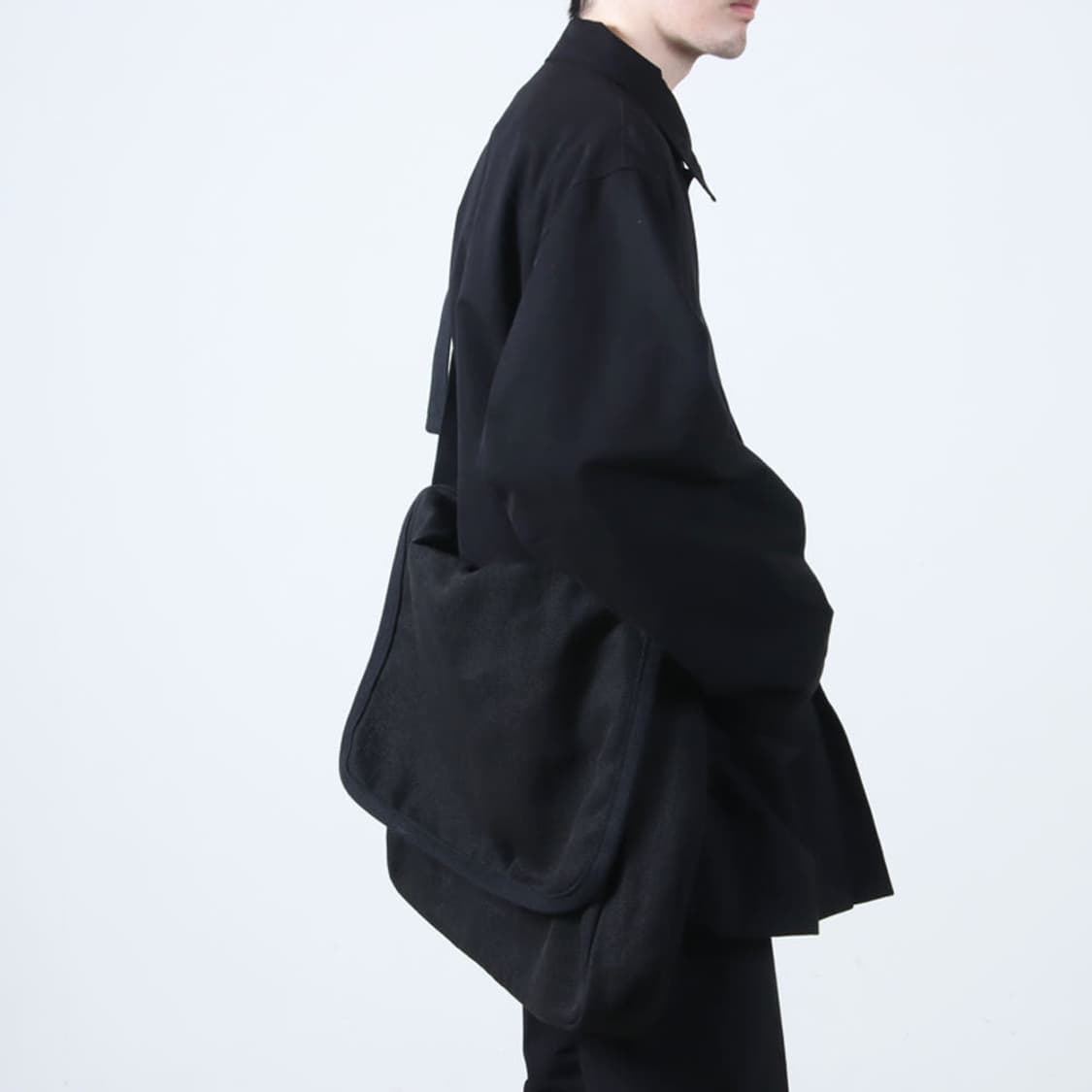 코모리 햄프덕 숄더백 블랙 판매합니다. 상품이미지1