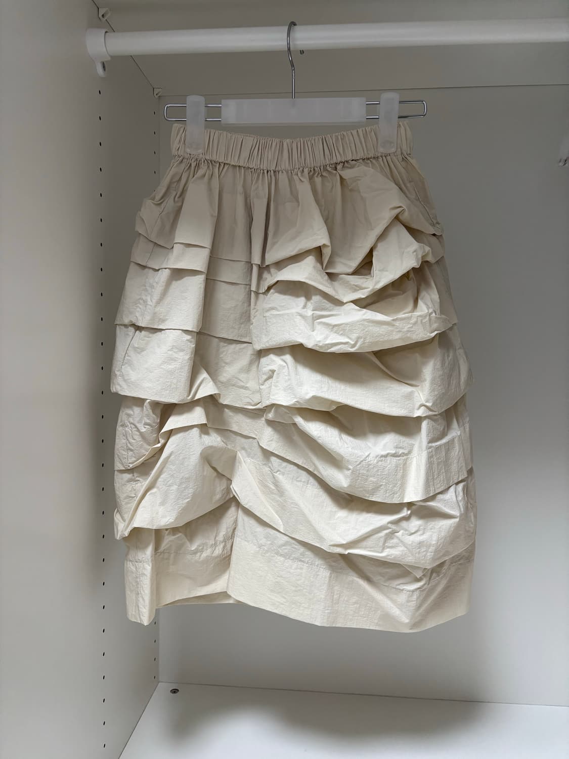 NOCONTENT 노컨텐츠 나일론 핀턱 미디 스커트 크림 아이보리 상품이미지2