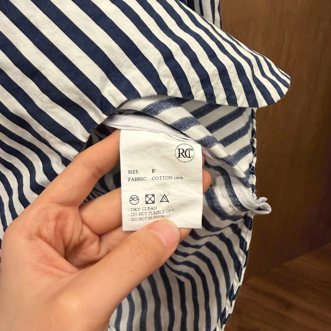 렉토 보트넥 스트라이프 블라우스 웨이브 밑단 디테일 레귤러핏 아이보리 상품이미지7