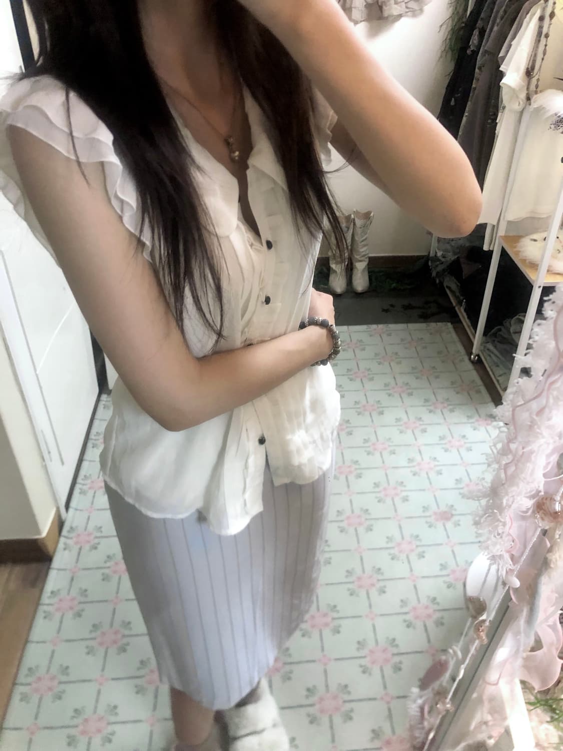화이트 프릴 블라우스 공겜깔 상품이미지1