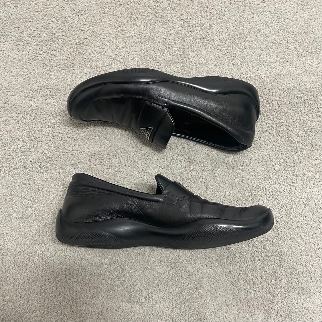 245) 프라다 스포츠 메탈 로고 로퍼 구두 상품이미지4