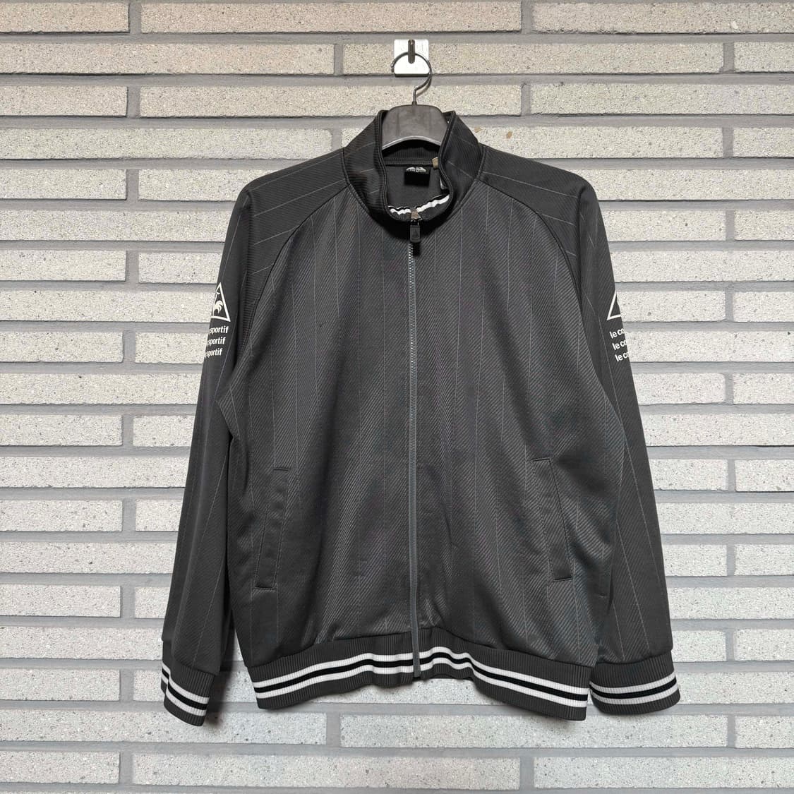 르꼬끄 숄더 로고 밴딩 스트라이프 트랙탑 져지 자켓 차콜 컬러 상품이미지1