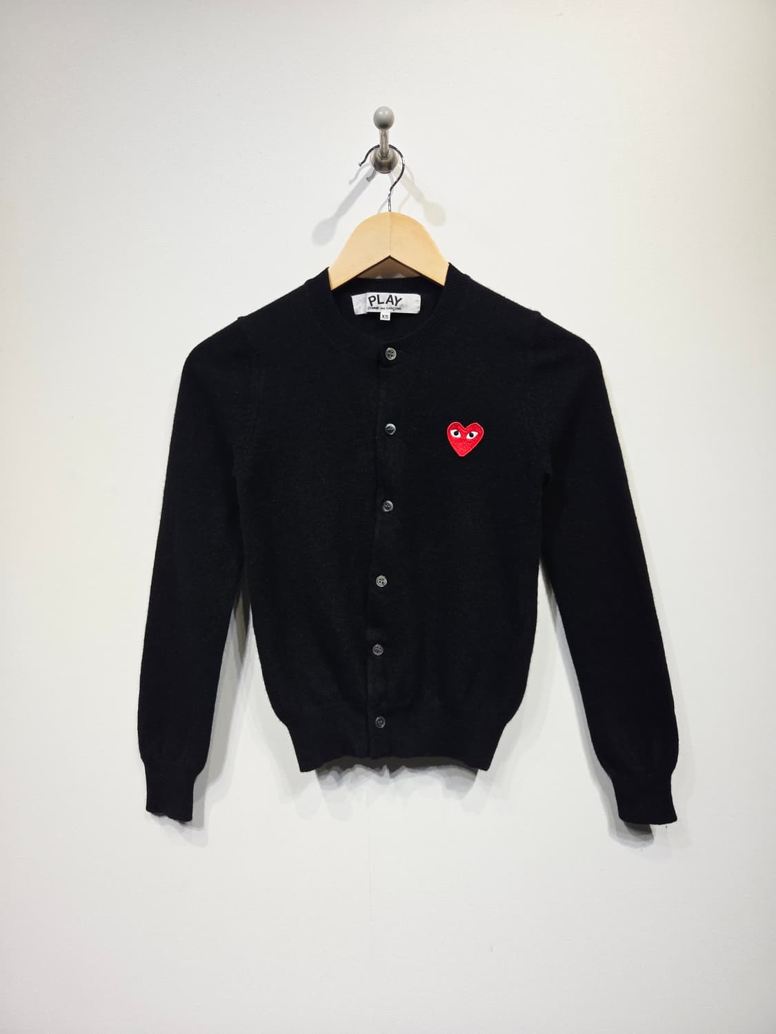 꼼데가르송 플레이 레드 와펜 라운드 가디건 블랙 상품이미지2