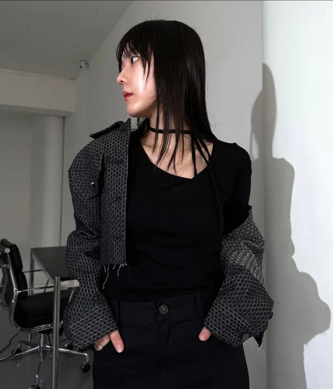 우화 SCENT NECK LINE T BLACK 블랙 검정 티셔츠 상품이미지3