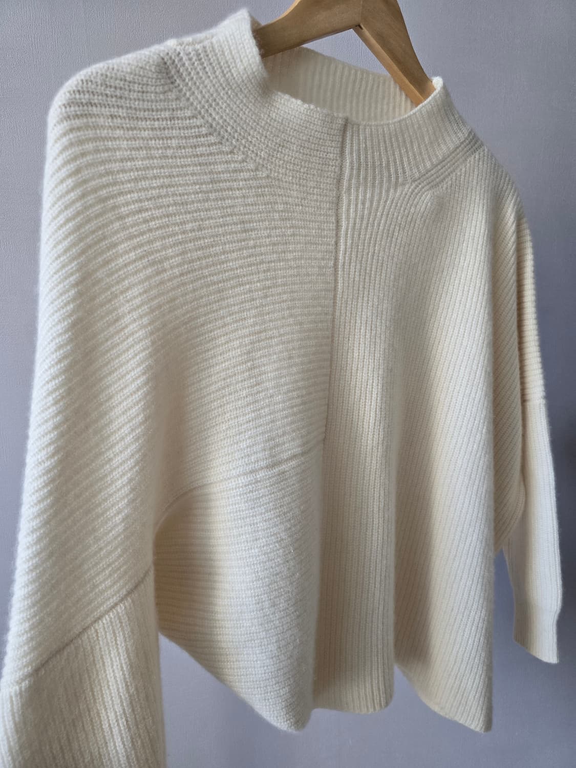 BARNYARDSTORM 비대칭 하이넥 크림 울니트 상품이미지2