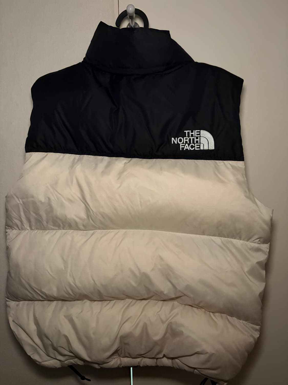 크림색 노스페이스 패딩조끼 판매합니다. 상품이미지3