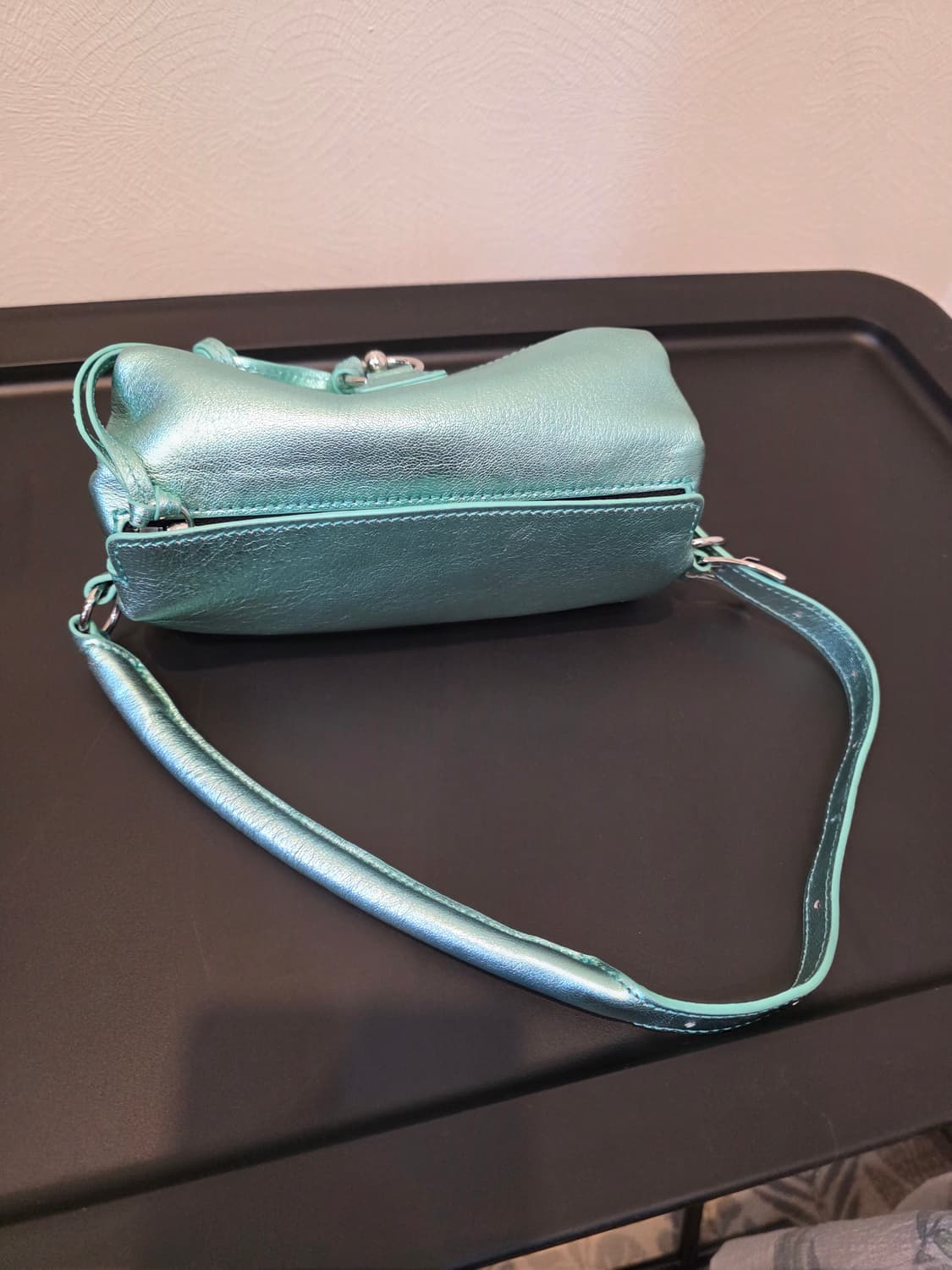 오픈와이와이 메탈릭 필로우 핸들백 상품이미지3