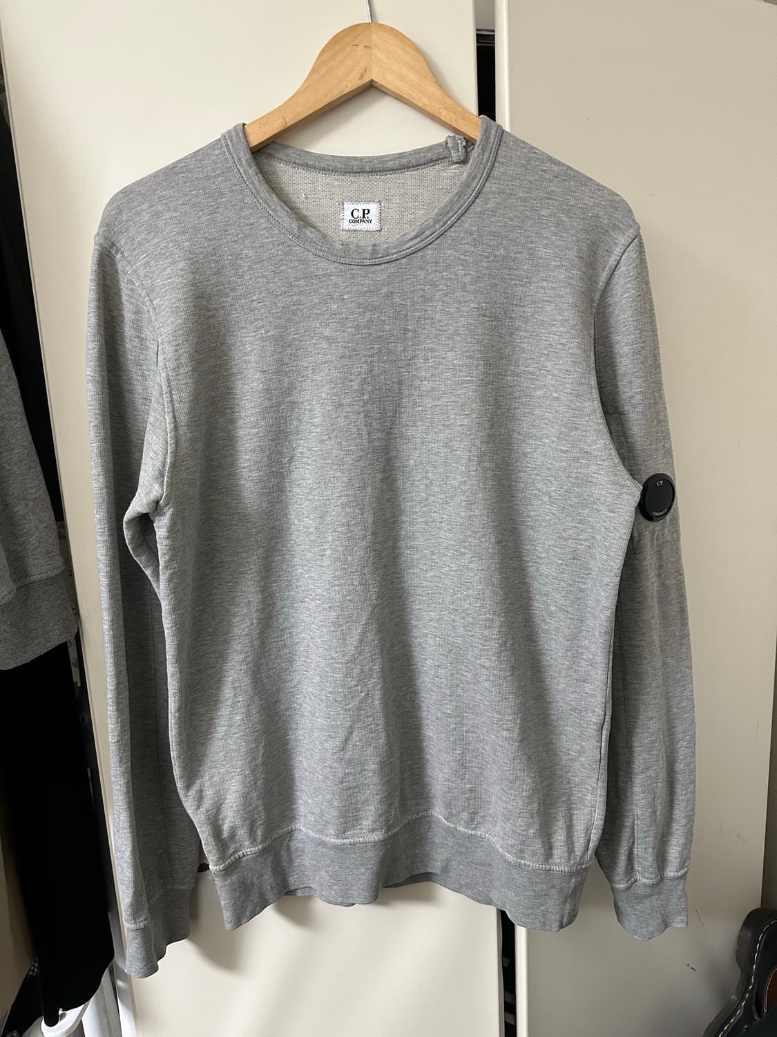 CP 컴퍼니 렌즈 맨투맨 M 회색(95-100) 상품이미지1