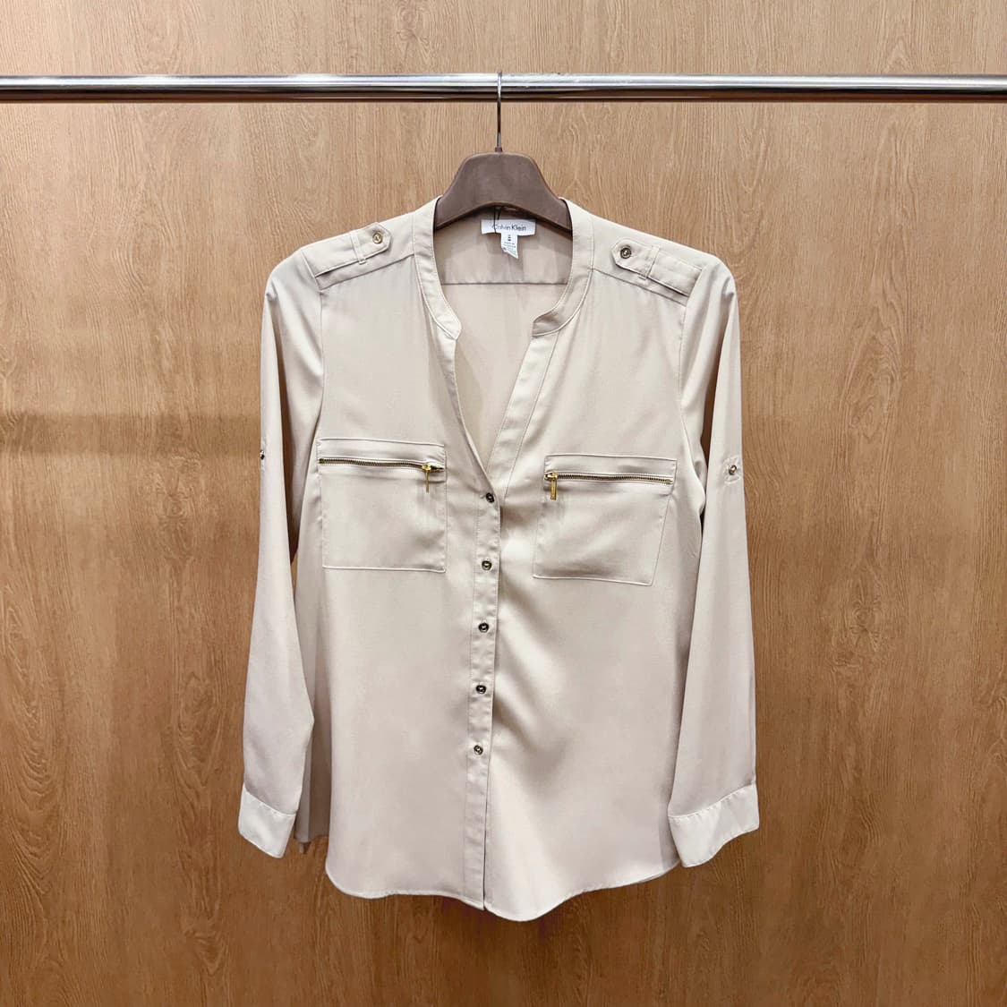 캘빈클라인 노카라 셔츠 블라우스 골드 지퍼 포켓 디테일 베이지 상품이미지2