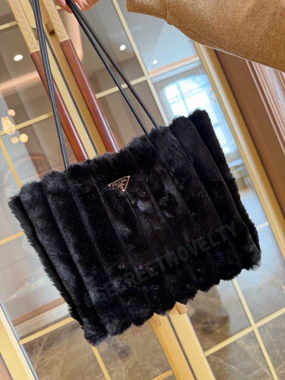  프라다뷰티 퍼 숄더백 블랙VIP 기프트백 무배 상품이미지3