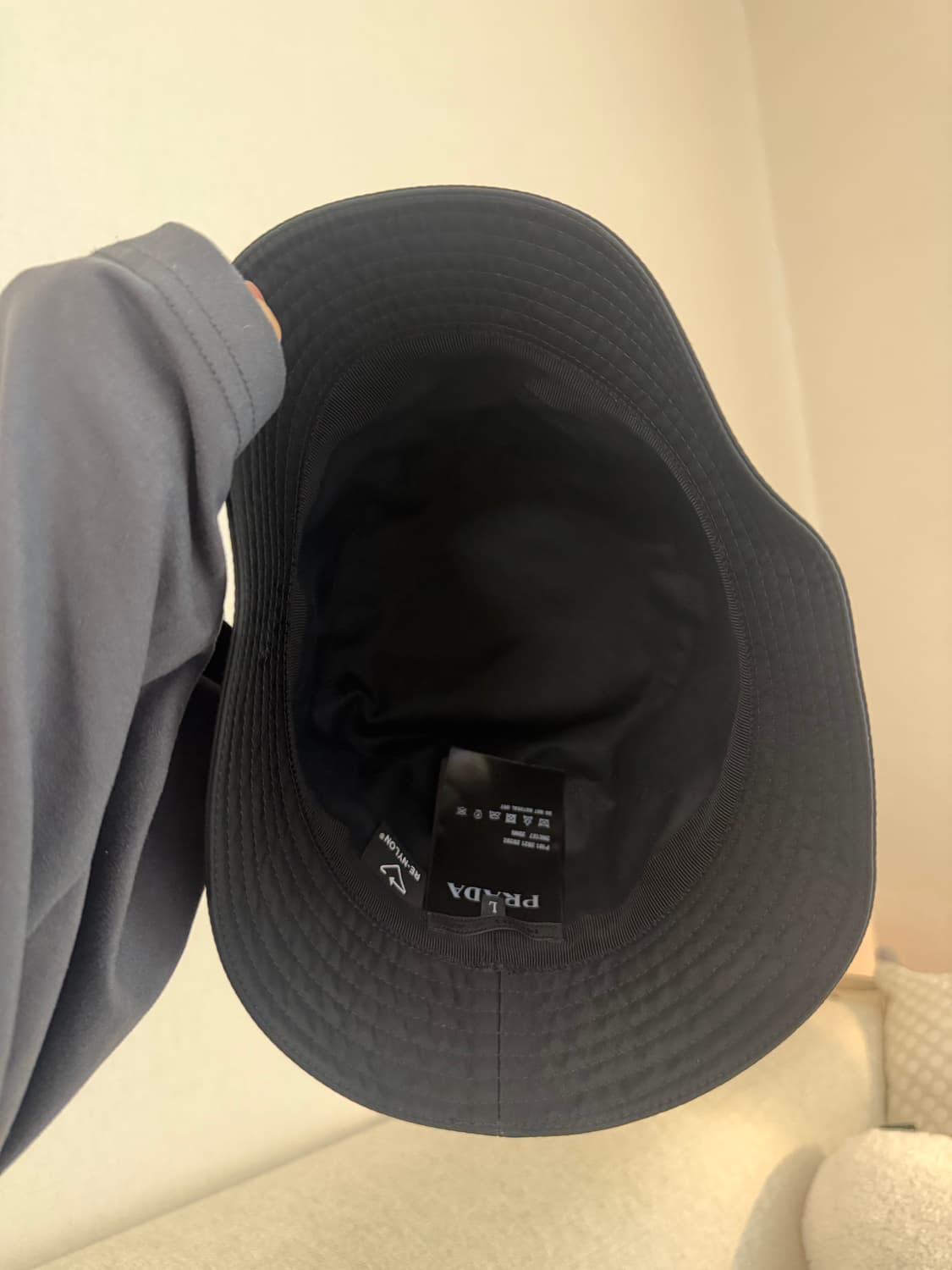 프라다 나일론 버킷햇 라지 상품이미지2