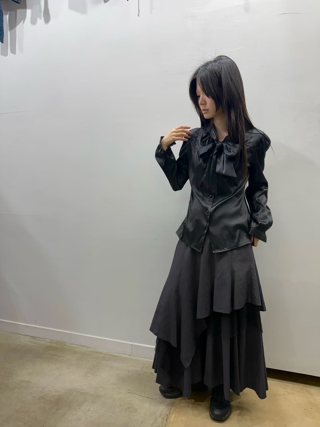 스트랩 리본 디테일 새틴 블라우스 상품이미지4