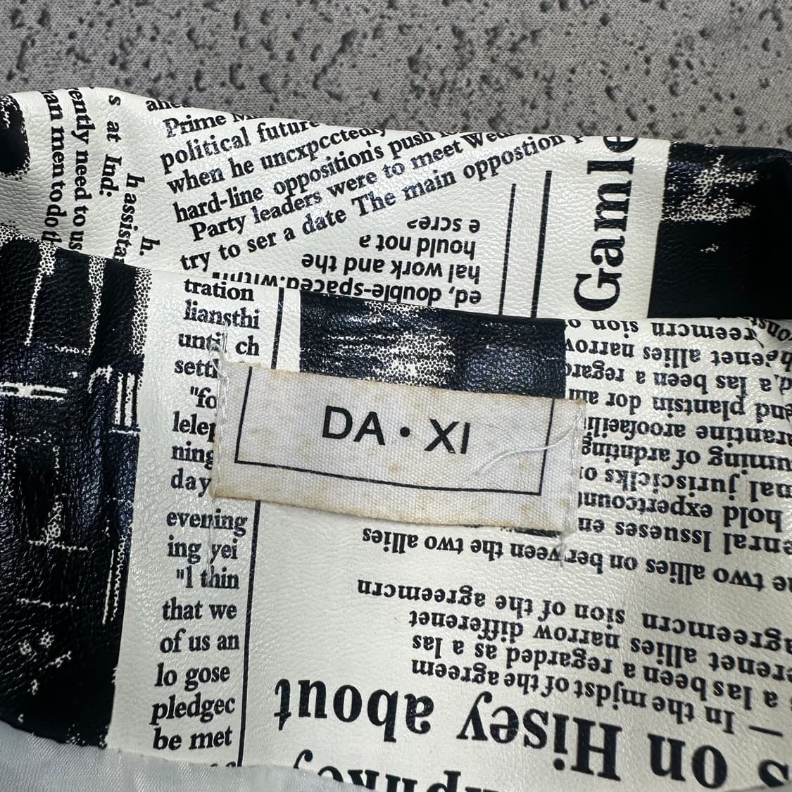 ✨ (바배) 빈티지 뉴스페이퍼 레더 자켓 상품이미지3