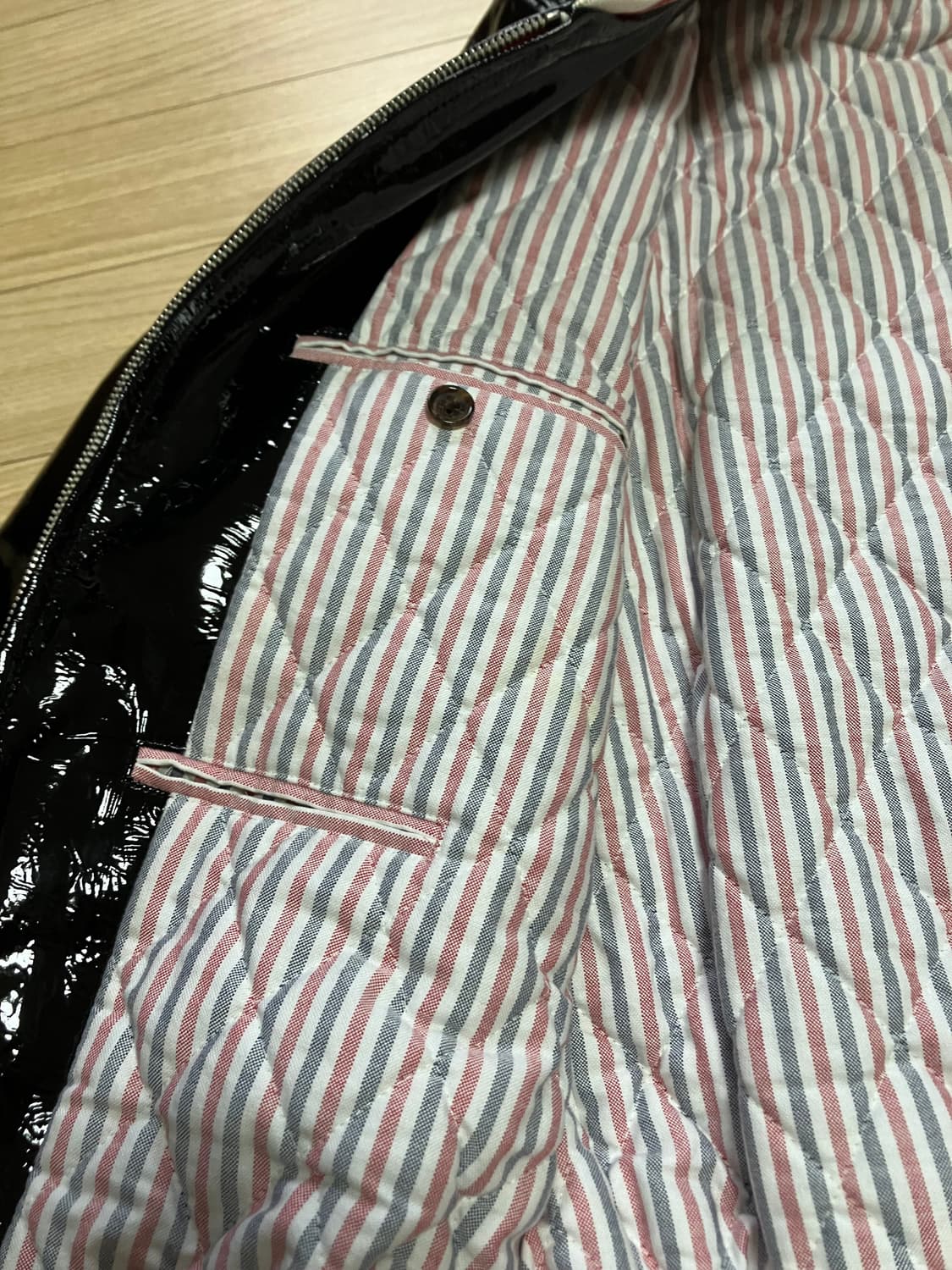 톰브라운 페이던트 바시티 자켓 상품이미지4