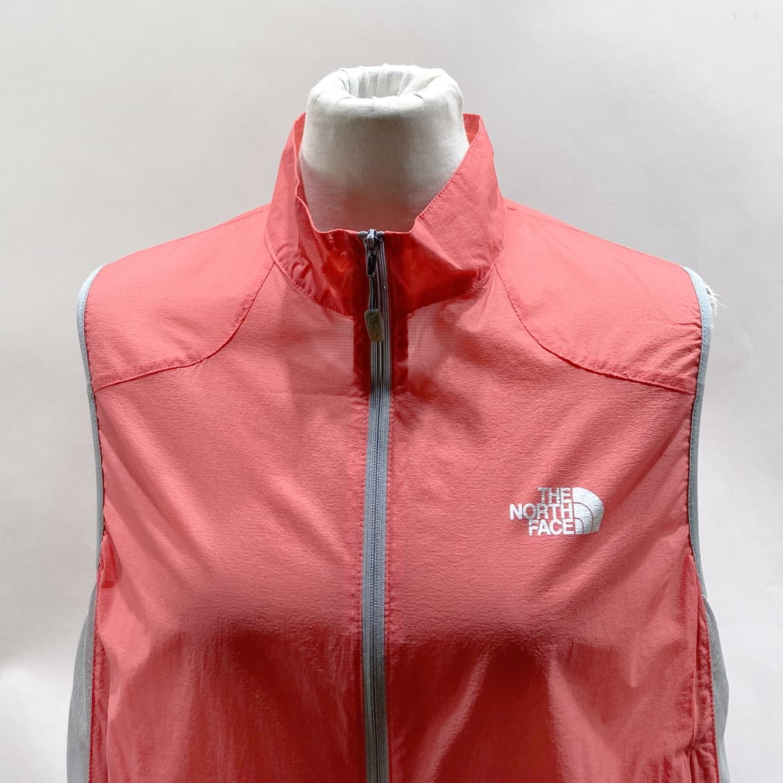 노스페이스 여성경량바람막이조끼 90 상품이미지2