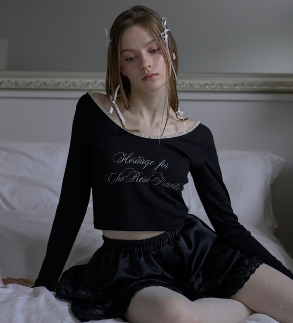 로제프란츠 레이스 레터링 롱슬리브 블랙 아일릿 윤아 착용 상품이미지1