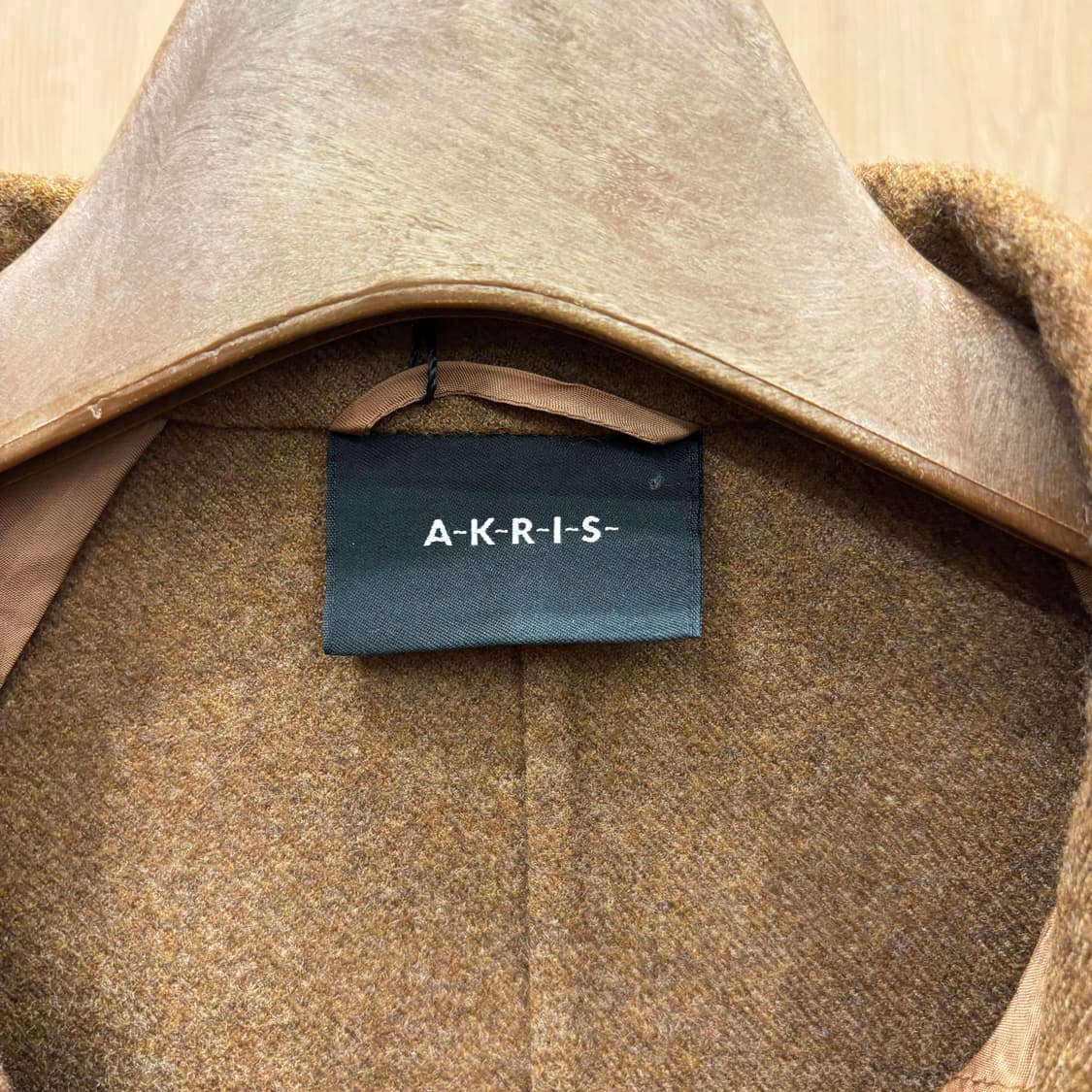 아크리스 테일러드 자켓 클래식 싱글 버튼 브라운 배색 카라 디테일 블랙 상품이미지6