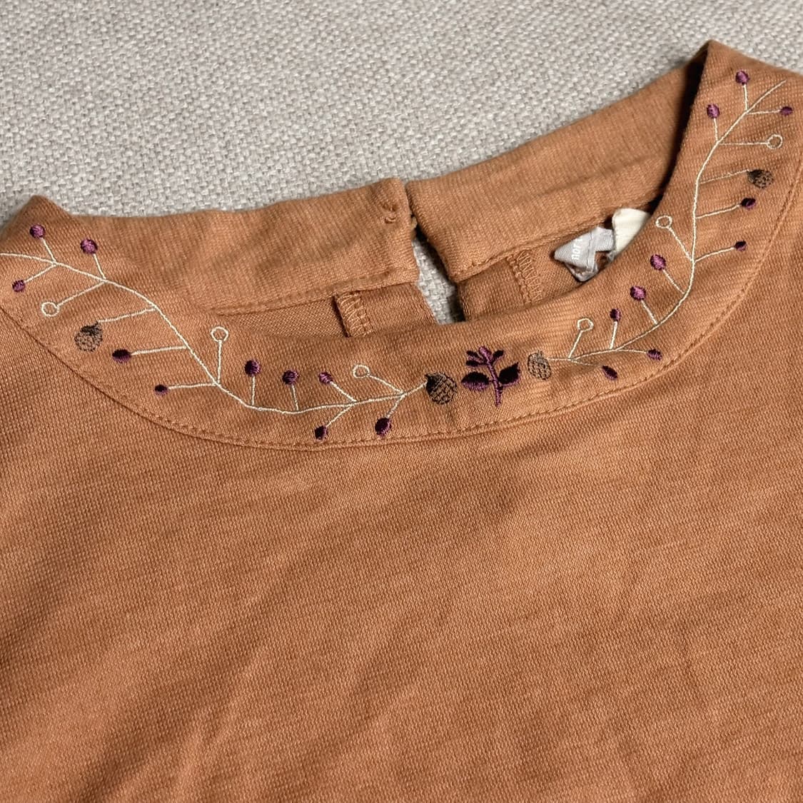 (이체시에눌) 일본 아오이유우깔 도토리 자수 포인트 연한 카멜 롱 슬리브 상품이미지2