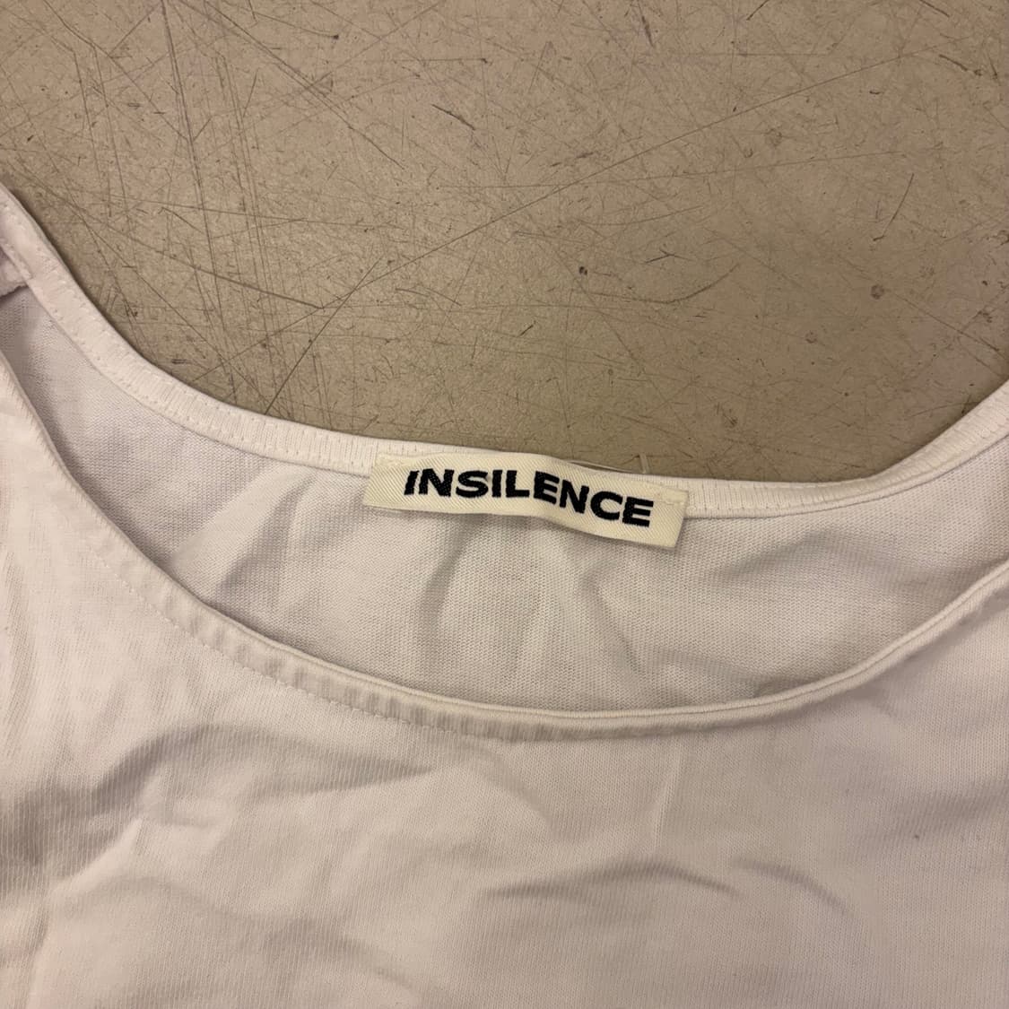 인사일런스 스티치 화이트 반팔티 상품이미지3