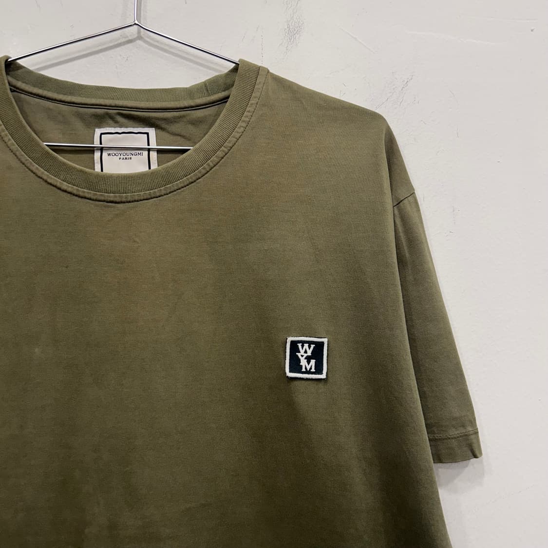 우영미 파리스 스몰 와펜로고 절개 반팔티 상품이미지1