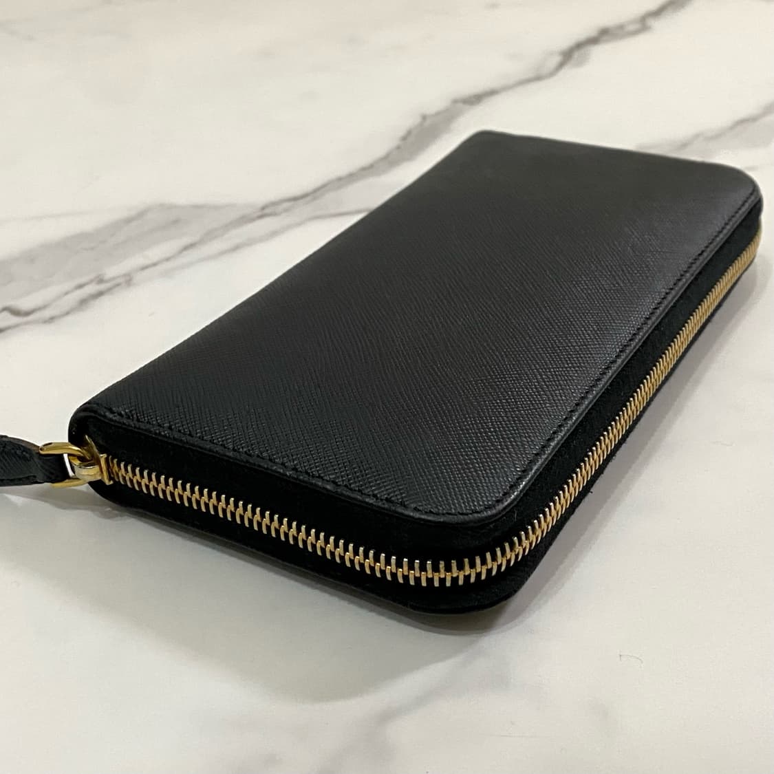 프라다 사피아노 레더 삼각로고 지퍼 장지갑 블랙 1ML506 상품이미지4