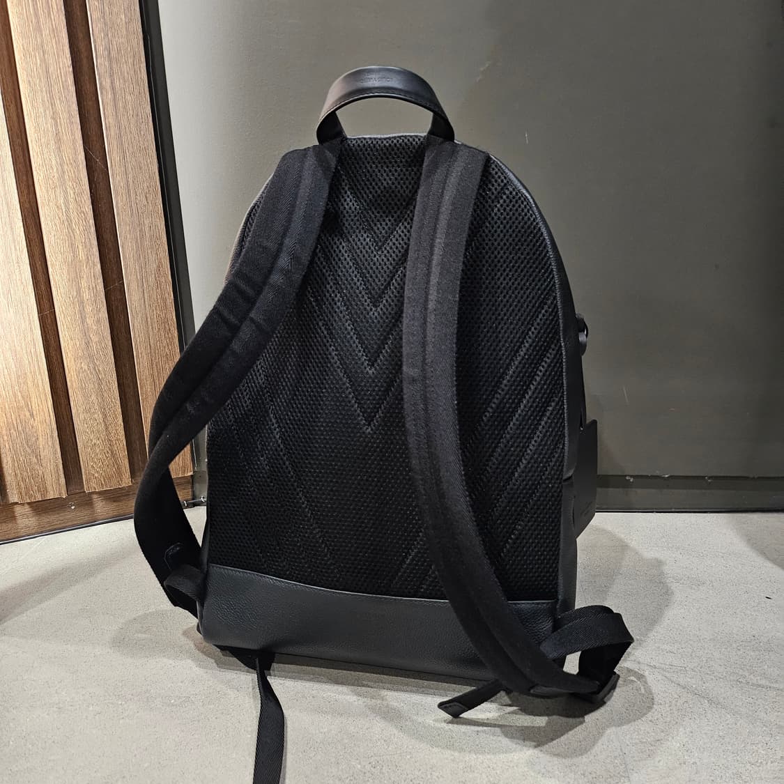 루이비통 테이크오프 LV 에어로그램 백팩 블랙 상품이미지5