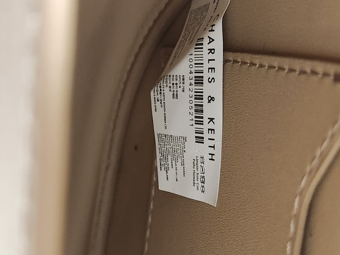 새상품급)찰스앤키스 크로스백

새건데 보관을 잘못해서 바닥에 주름생겼어요 상품이미지6