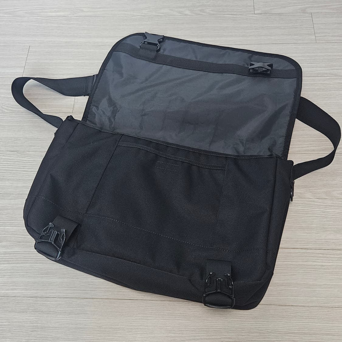 와릿이즌 매신저백 블랙 마크곤잘레스 상품이미지3