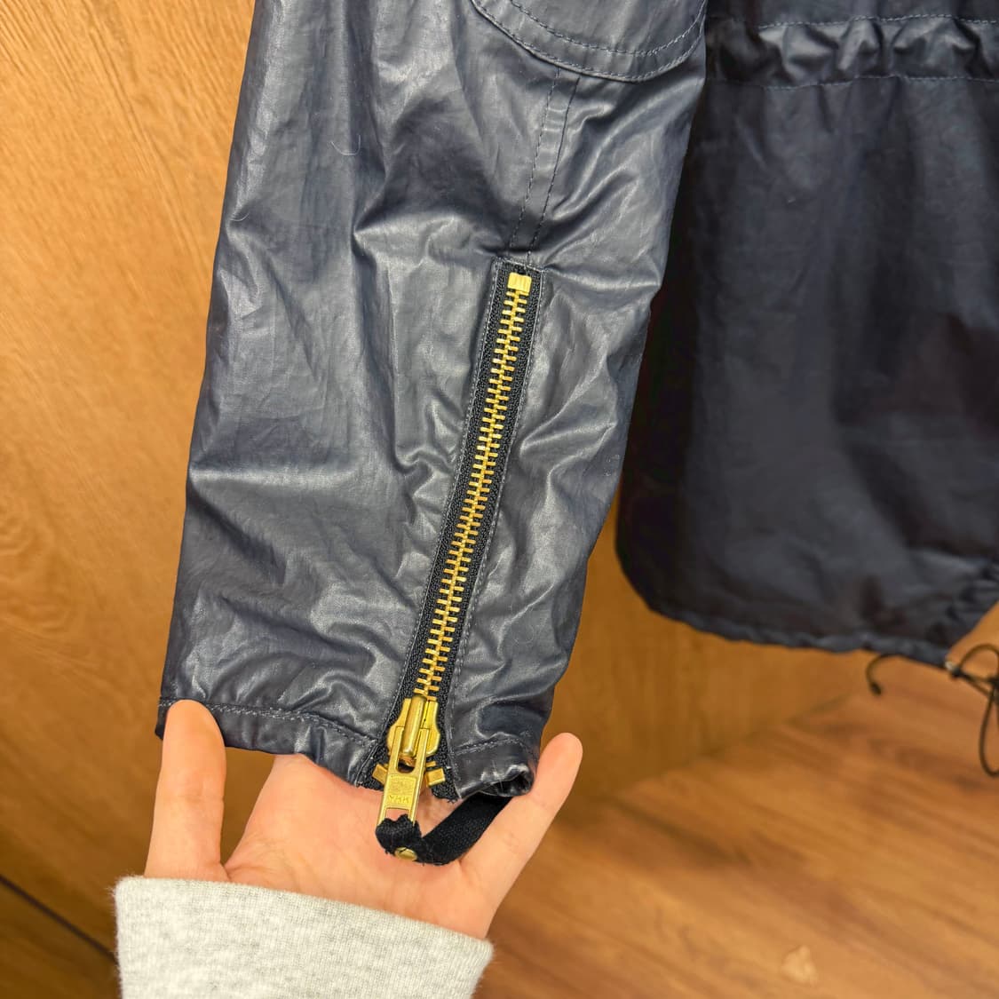 샘 뉴욕 코팅 파카 자켓 허리 밑단 스트링 플랩 지퍼 포켓 디테일 네이비 상품이미지6