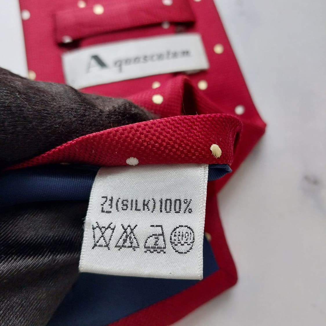 아쿠아스큐텀 실크 레드 도트 패턴 넥타이 9.5cm A+등급 K2031
 상품이미지10