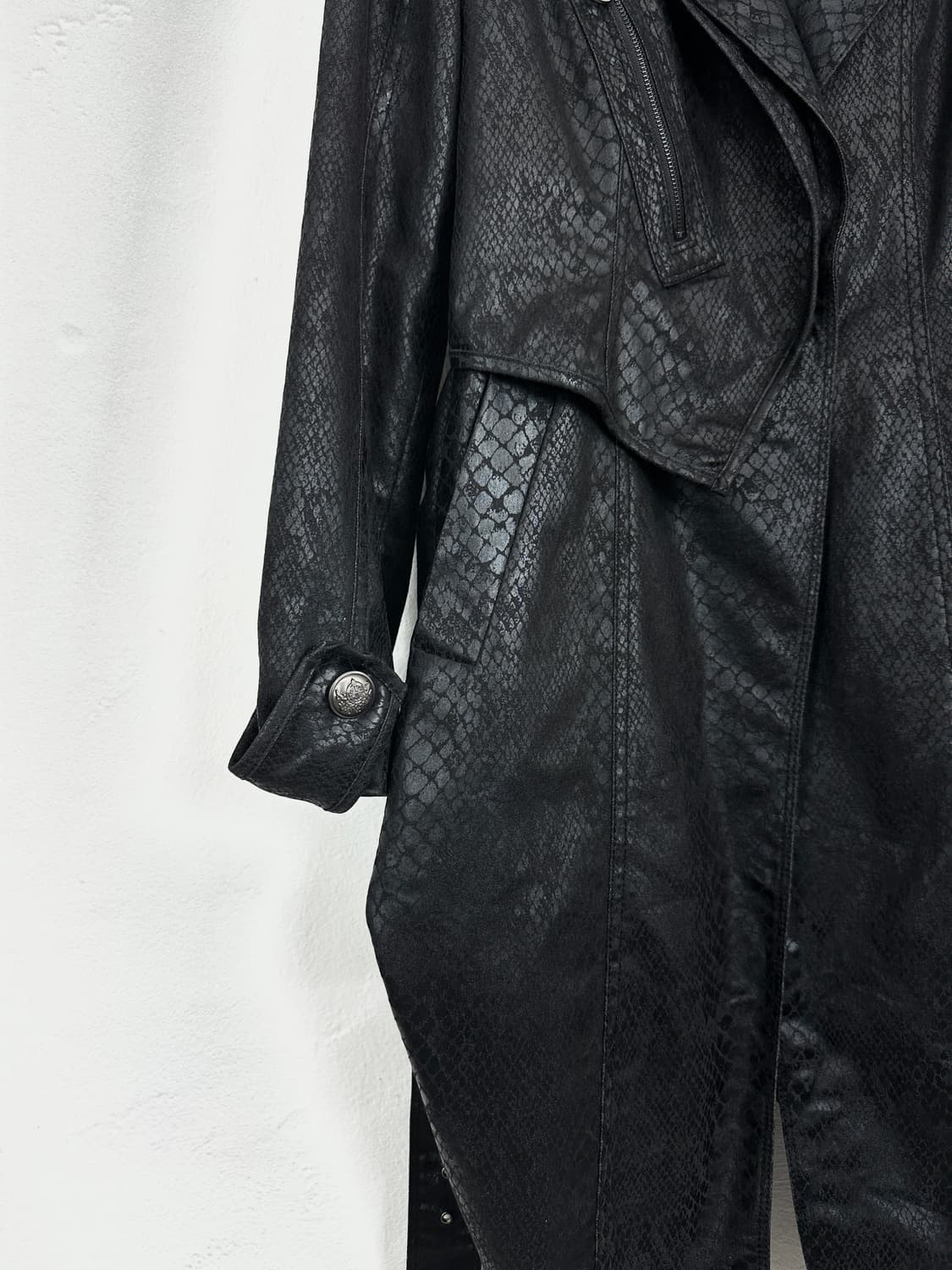 DOHO Snakeskin-Effect Glossy Belted Coat 상품이미지2