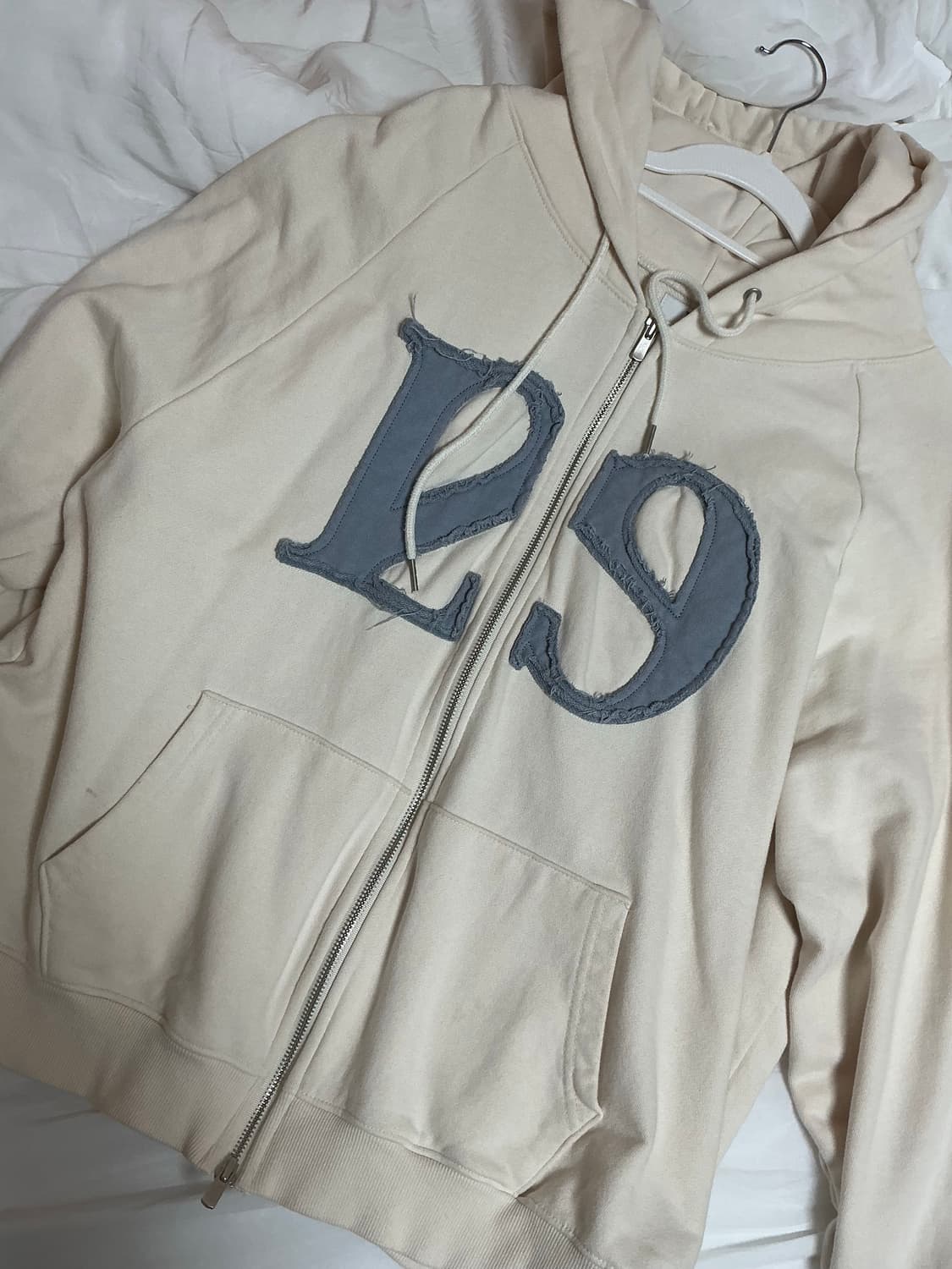 일리고 로고 패치 후드집업 크림 상품이미지2