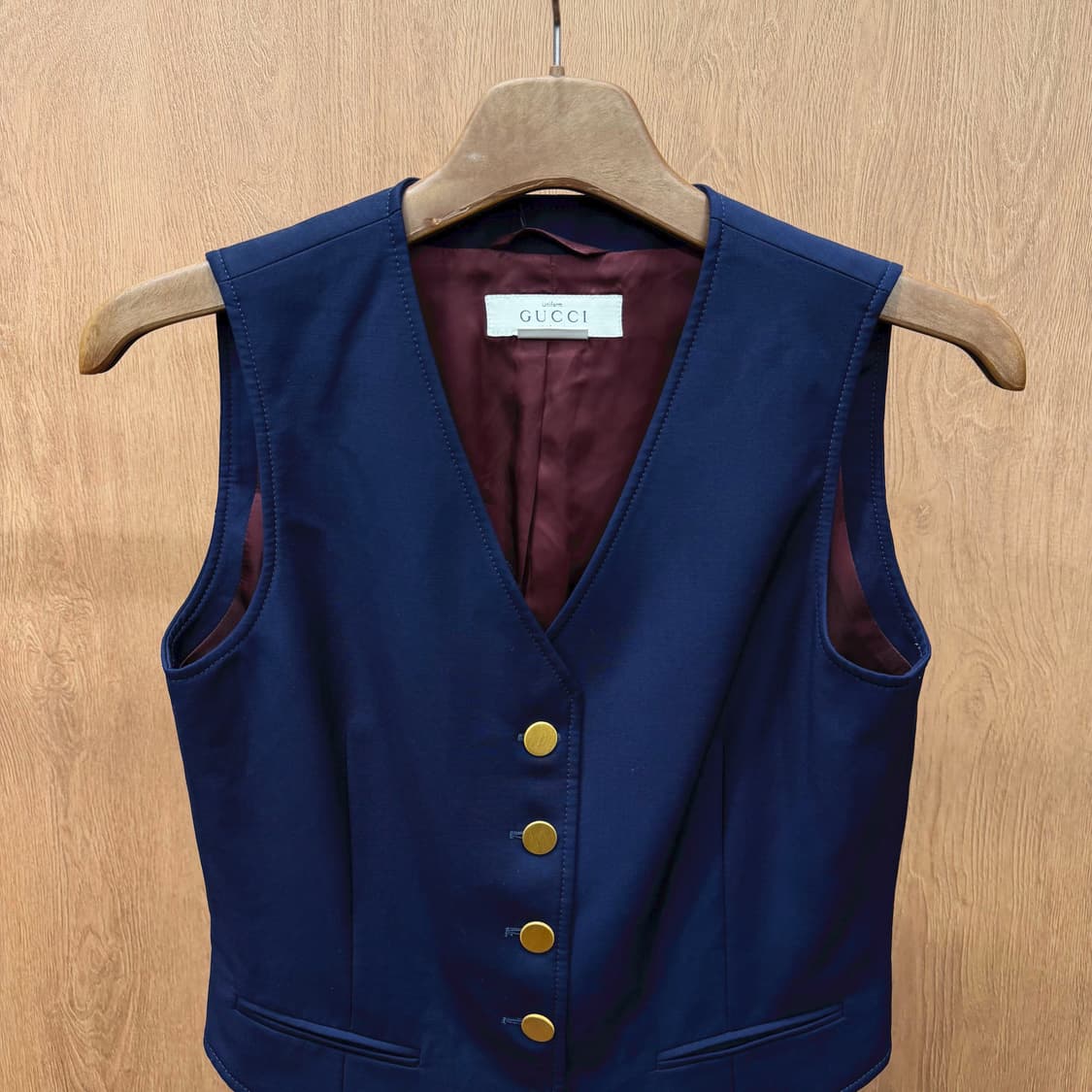 구찌 브이넥 베스트 클래식 실루엣 골드 버튼 슬릿 포켓 디테일 네이비 상품이미지4