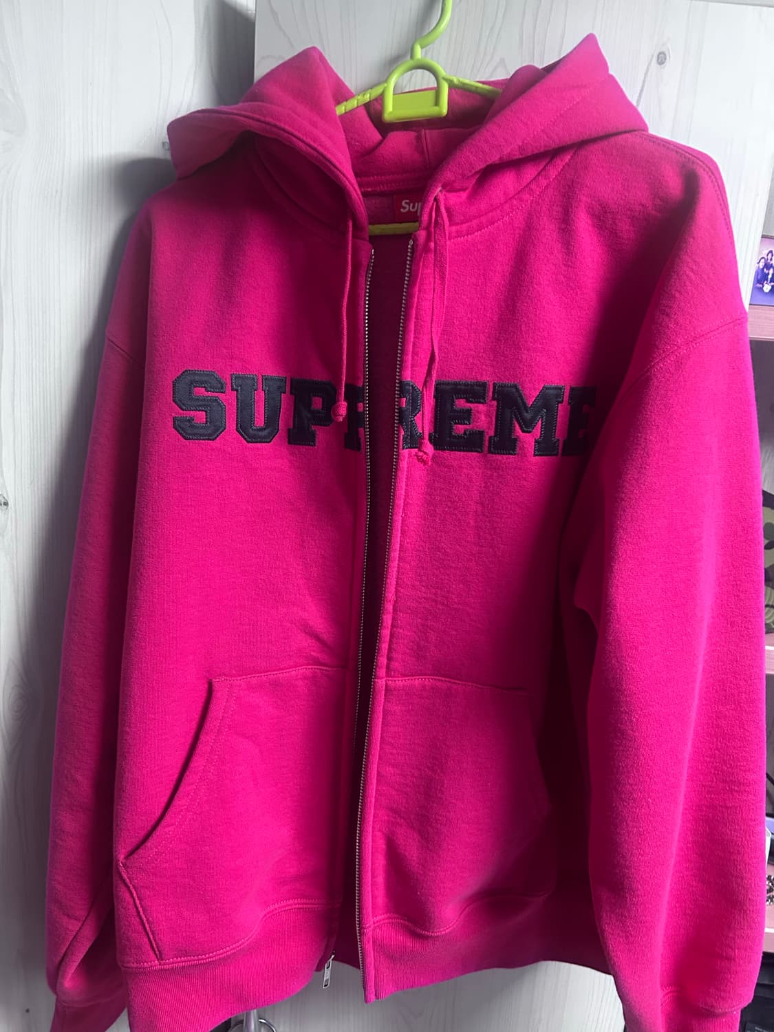 슈프림 컬리지에이트 아플리케 집업 후드 스웨트셔츠 푸시아 - 25FW 상품이미지2