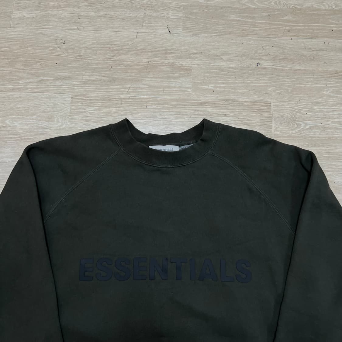 에센셜 피어오브갓 로고 기모 맨투맨 [카키] M/95 상품이미지2