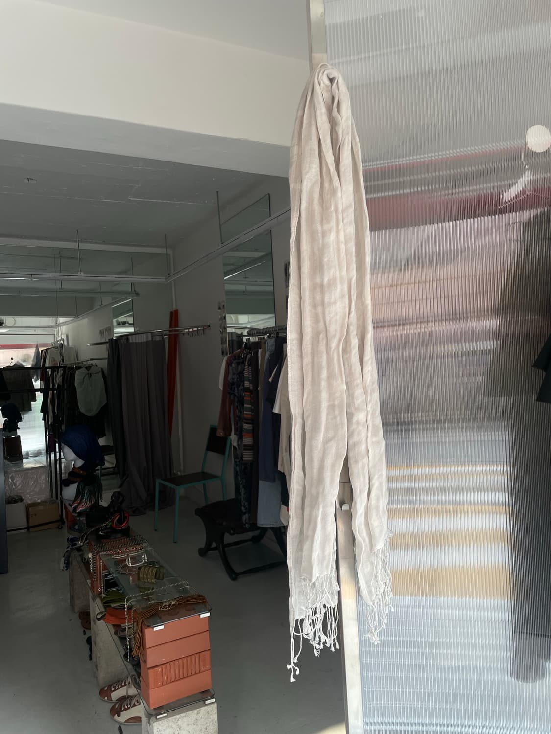 페일 화이트 스트라이프 태슬 머플러 상품이미지4