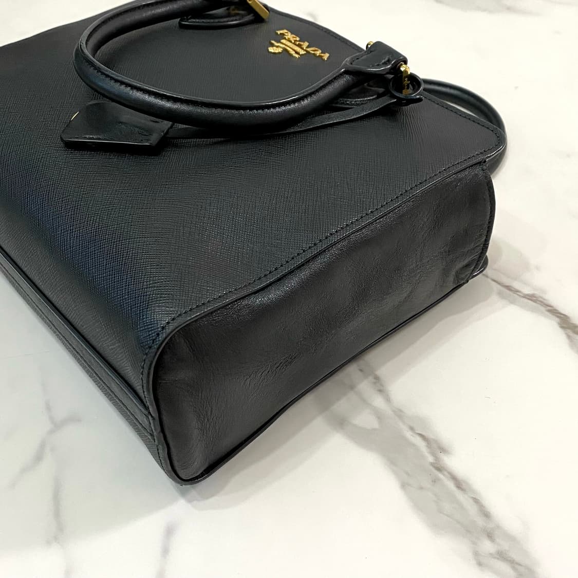 프라다 메탈로고 사피아노 토트백 크로스백 블랙 1BA163 상품이미지3
