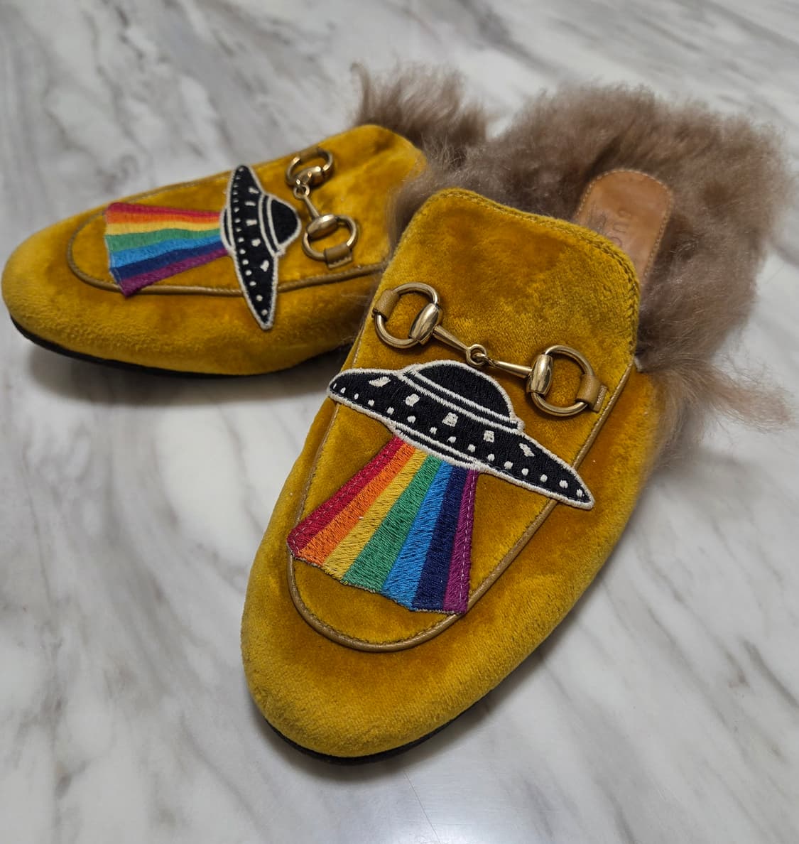 구찌 프린스타운 벨벳 머스더트 퍼 뮬 상품이미지1