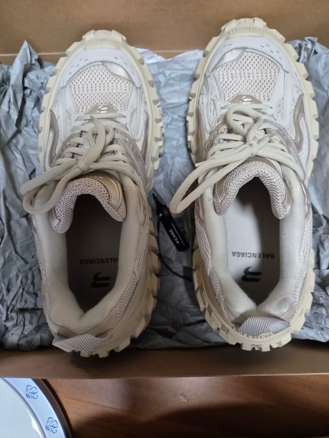 [42] 발렌시아가 디펜더 베이지 42 사이즈 상품이미지1