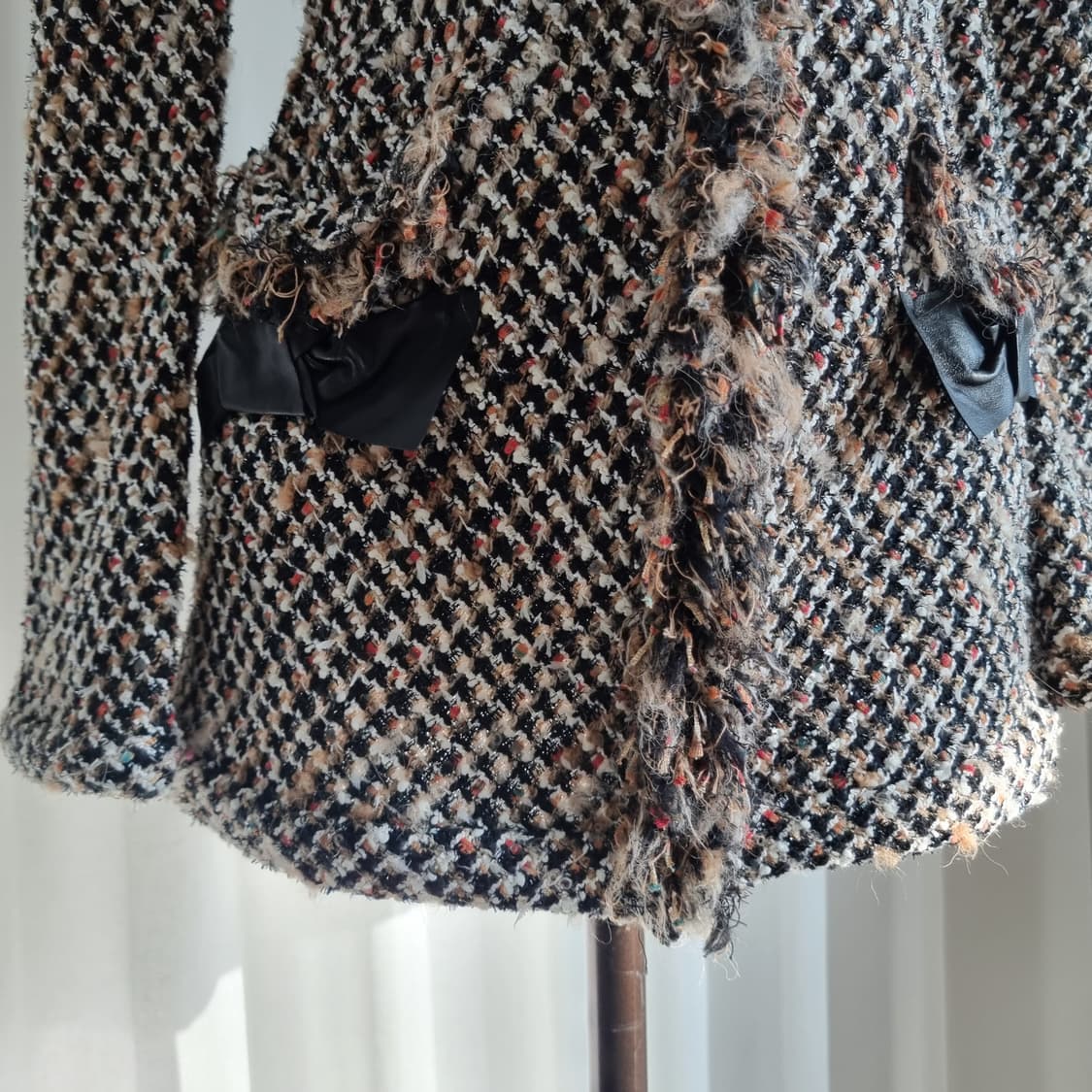 랑방컬렉션 테슬장식 블랙글리터 트위드 자켓 (44-55) 미시착새상품 상품이미지7